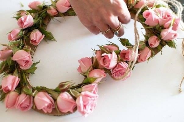 Венок из живых роз