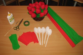 Букет тюльпанов из одноразовых ложек