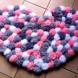 Коврик-сердце из помпонов