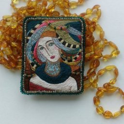 Коллекция вышитых портретных брошей