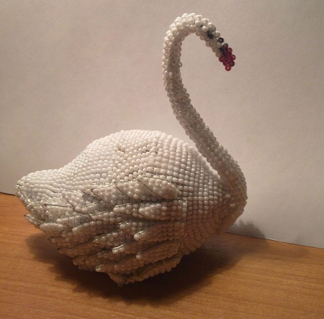Лебедь из бисера или мелких бусин