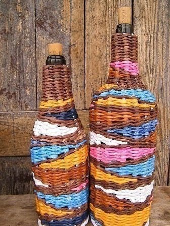 Оплетаем бутылку газетными трубочками