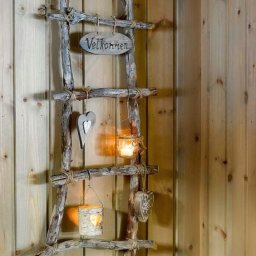 Лестницы из деревянных необработанных палочек в интерьере