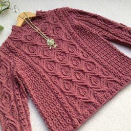 Очень красивый свитер с интересными узорами