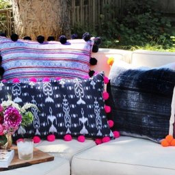 Подушка с помпонами своими руками: мастер-класс