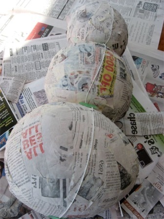 Снеговик из гофрированной бумаги с сюрпризом