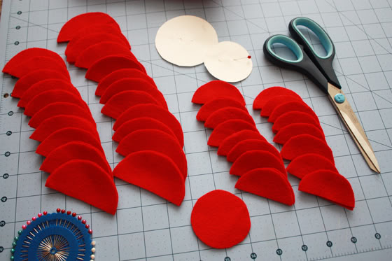 Декоративная подушка с цветком из фетра