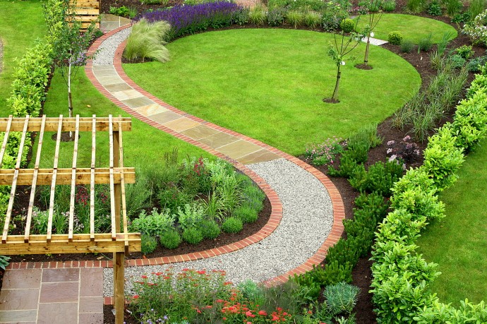 Идеи, как превратить сад в шедевр с помощью оригинальных садовых дорожек