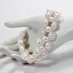 Чудесный браслет из бисера и жемчуга