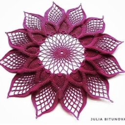 Очень красивая ажурная салфетка с объёмными элементами