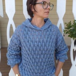 Вязаный пуловер с капюшоном