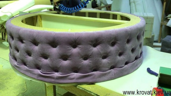 Круглый пуфик с пуговицами