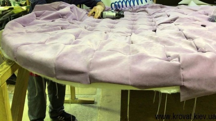 Круглый пуфик с пуговицами