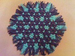 Оригинальный способ изготовления коврика из цветов