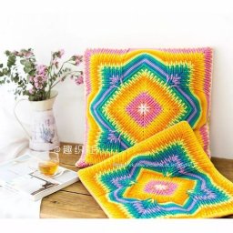 Яркий чехол на подушку крючком