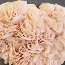 Декорируем подушку пышным сердцем