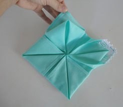 Складываем салфетку-снежинку Складываем салфетку-снежинку