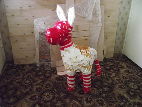 Ослик для украшения дачного газона