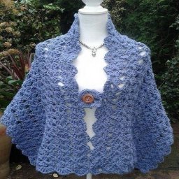 Нарядная накидка, связанная в виде простого прямоугольника