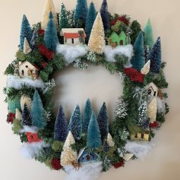 ​Невероятные венки с домиками: идеи для зимнего творчества