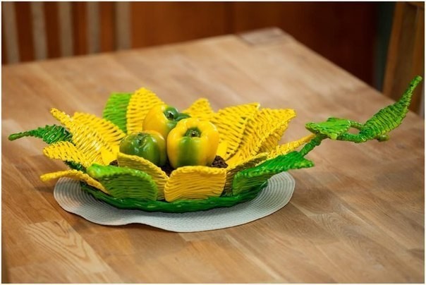 Вазочка-подсолнух из газетных трубочек