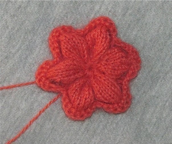 Вяжем цветок на спицах