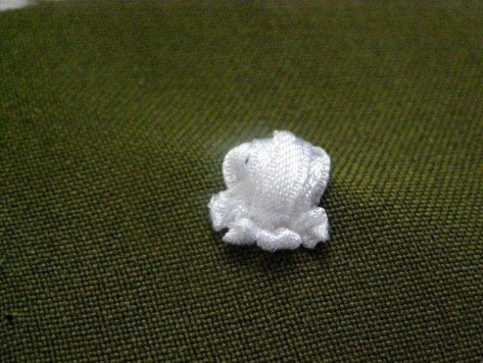 Вышивка ландышей атласными лентами