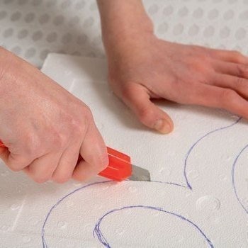 Декорирование стены: делаем бабочек из тонкой потолочной плитки