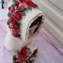​Капор и варежки с вышивкой