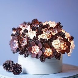 Светильник из шишек