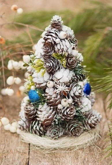 Новогодняя ёлочка из шишек