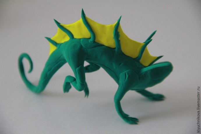 Лепим чудесного интерьерного дракончика из бархатного пластика