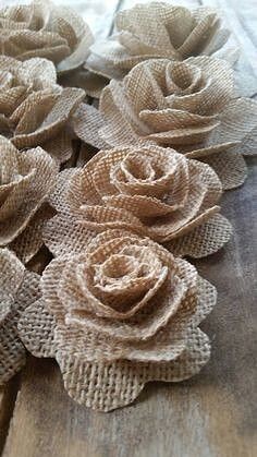 Миниатюрные цветочки из мешковины