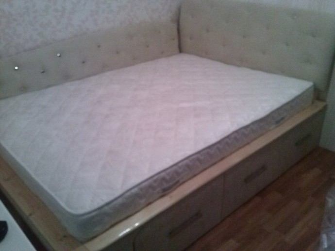 Самодельная угловая кровать с полками