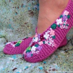 ​Тапочки на двух спицах "Сирень"