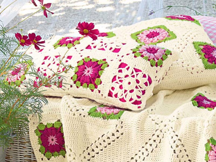 Вяжем крючком подушку из квадратных мотивов