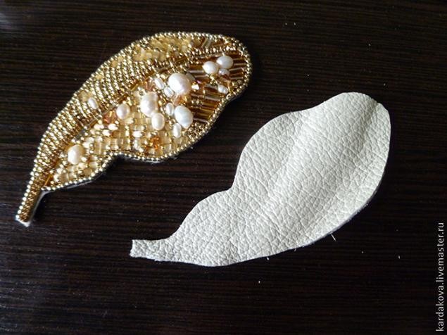 Брошь из бисера "Перо"