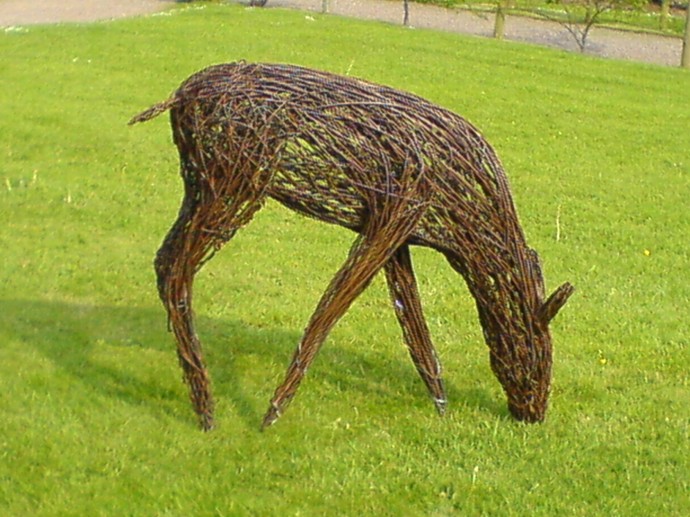 Чудесные садовые фигуры из веточек