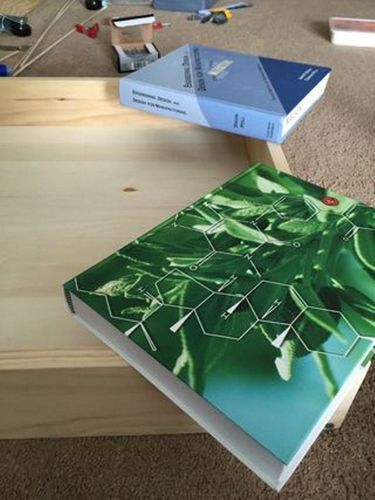 Интересная идея для кухни: выдвижная полка за холодильником