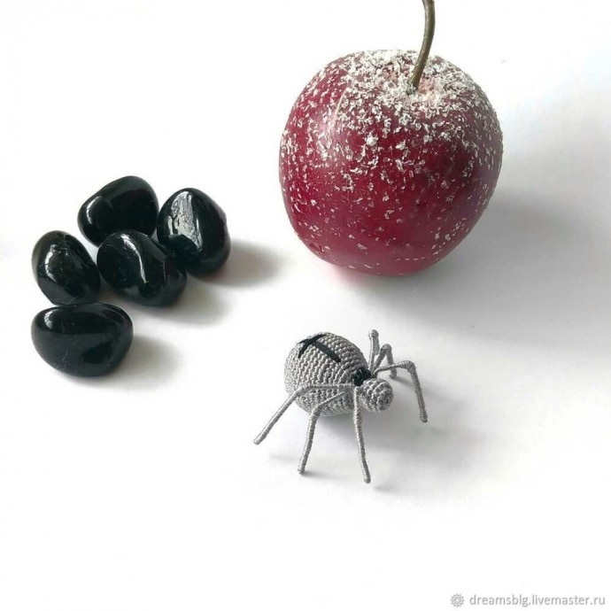 Маленький паучок крючком