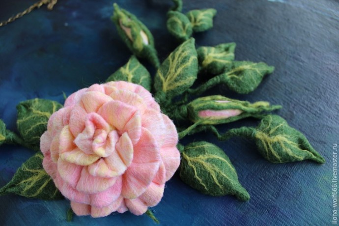 Шикарное колье с розой из войлока