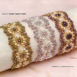 Браслеты с нежными цветками из бисера