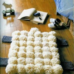 Очаровательный коврик из помпонов