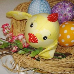 ​Пасхальная композиция из мягкого цыпленка и яиц
