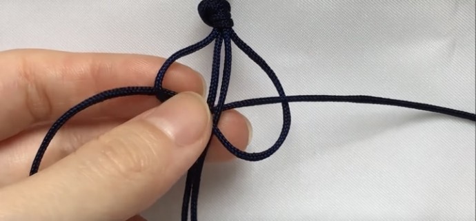 Простой браслет из шнурков всего за 10 минут