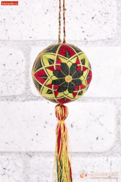 Темари или искусство вышивки на шарах: желто-красный цветок