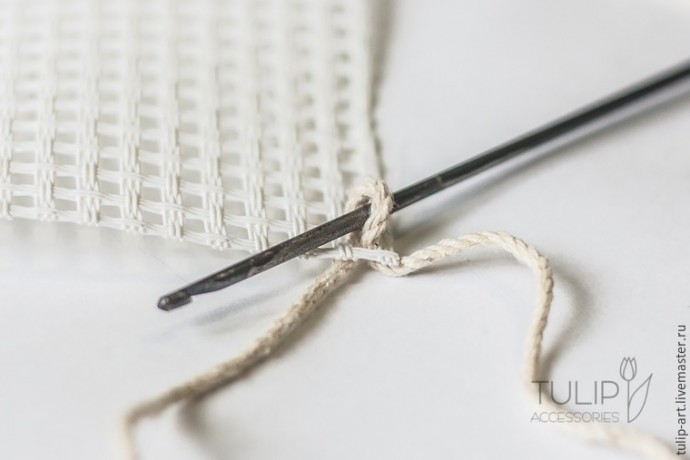 Вяжем по канве уютный коврик