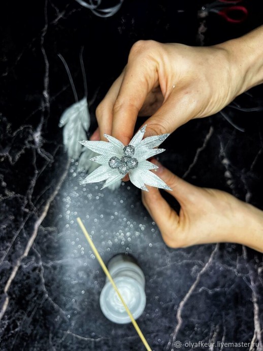 Белая пуансеттия из бархата