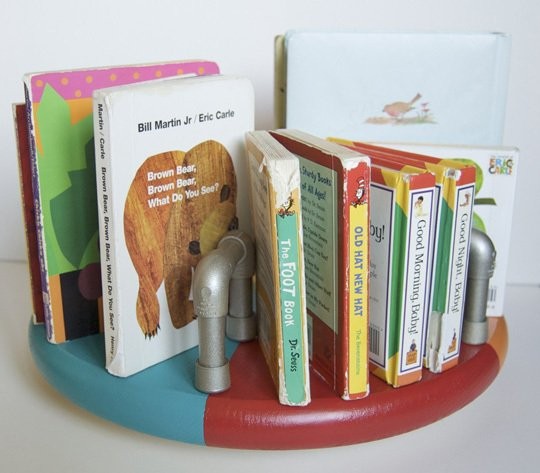 Деревянная подставка-карусель под книги