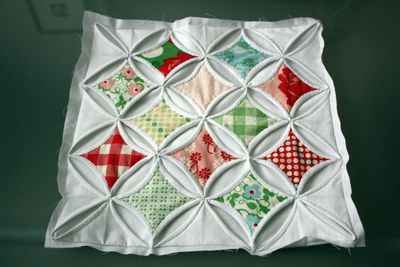 Изумительной красоты подушка с объемными элементами